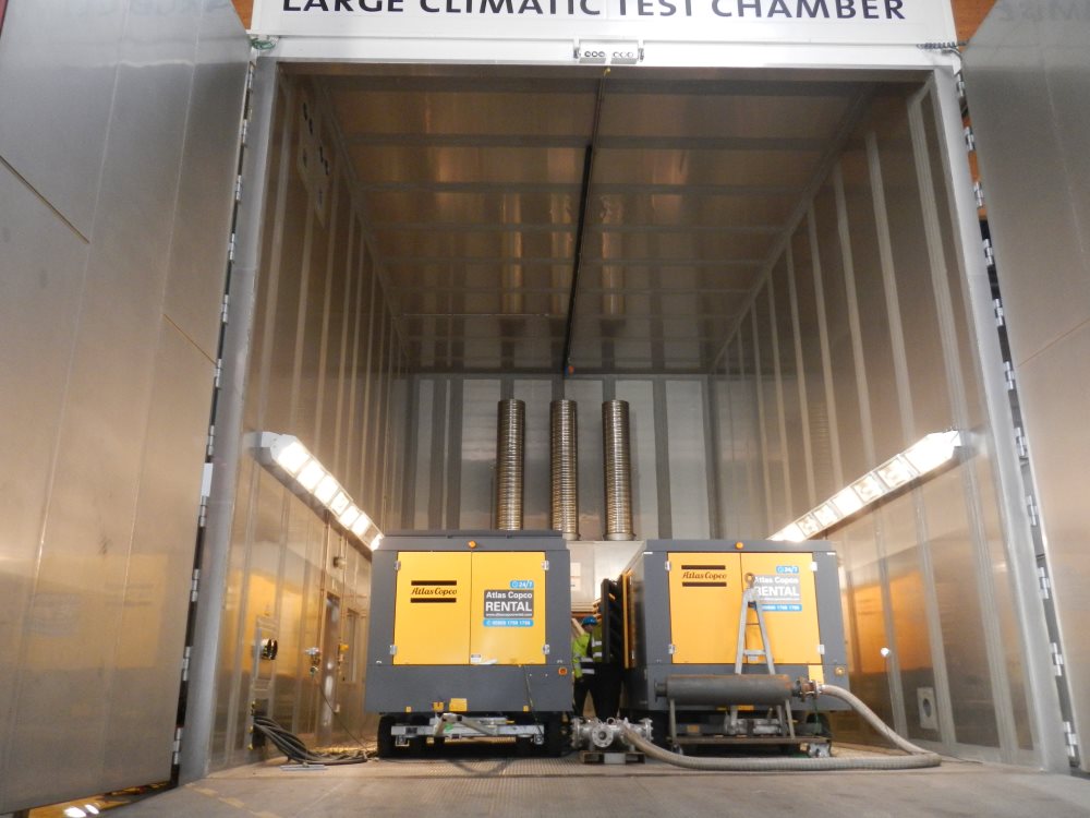 Koude-starttest op mobiele compressoren van Atlas Copco in de grote klimaatkamer van Sirris