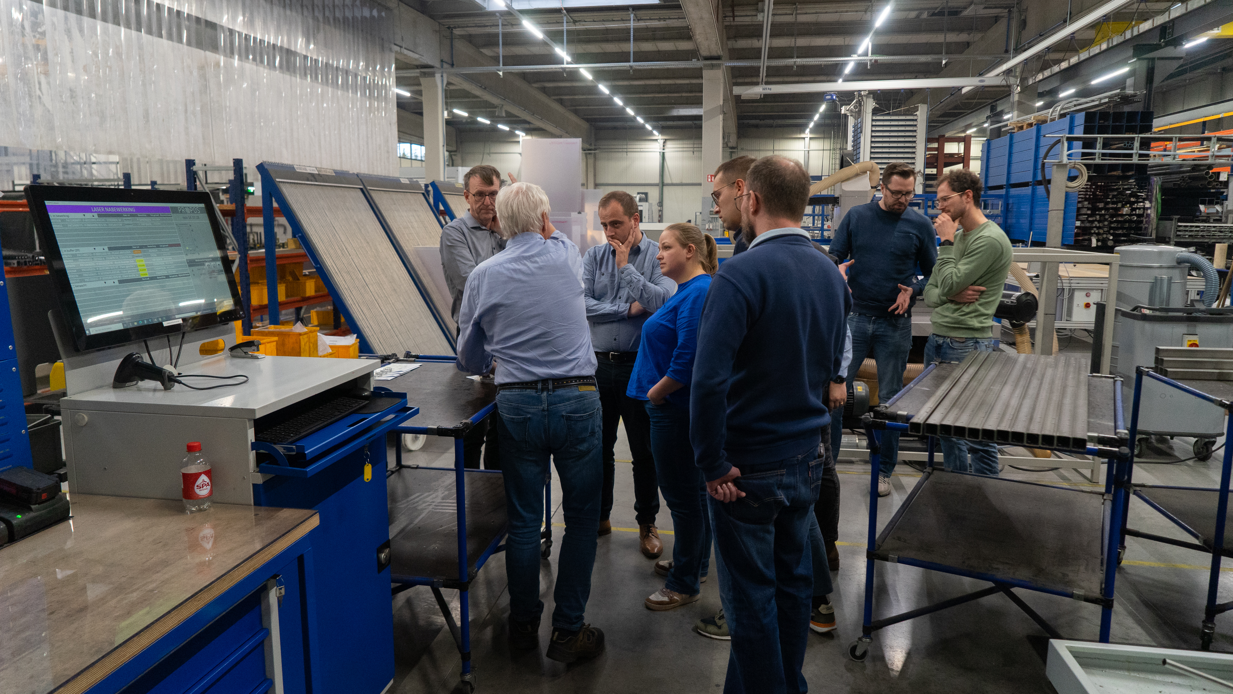 Jan Pauwels shows the students around the production hall and shares all the best practices.