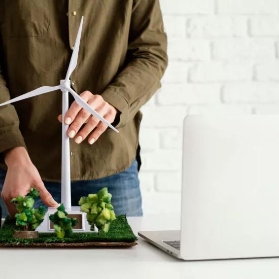 Femme travaillant sur une maquette de turbine