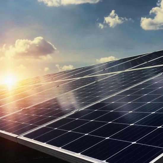 Panneaux solaires sous un ciel bleu et un soleil levant