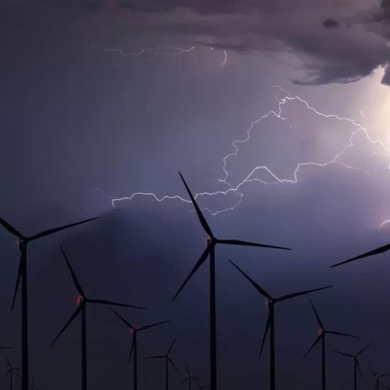 Orage et éclairs sur un parc éolien