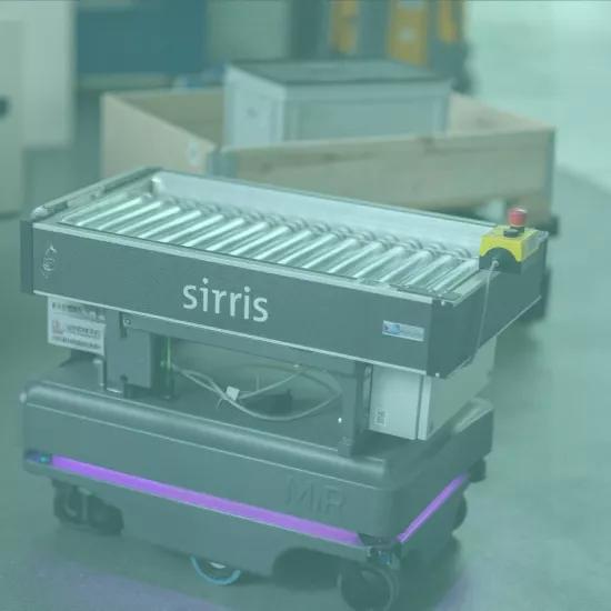 Un robot mobile autonome (AMR) équipé d'un système de convoyage, portant le logo "Sirris", en fonctionnement dans un environnement d'entrepôt industriel. Cet AMR illustre la manipulation automatisée des matériaux, en lien avec le projet AGVsim, qui vise à optimiser le déploiement des véhicules à guidage automatique (AGV) et des AMR dans les environnements de fabrication avancée.