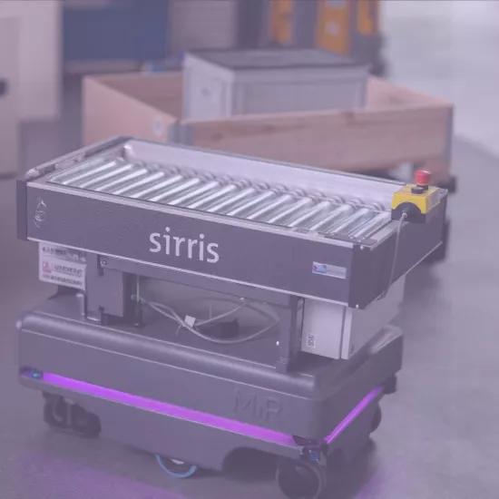 Un robot mobile autonome (AMR) équipé d'un système de convoyage, arborant le logo "Sirris", en fonctionnement dans un environnement industriel intelligent. Cet AMR illustre l'importance de l'automatisation et de la numérisation dans les environnements de production modernes, facilitant une manipulation des matériaux flexible et efficace.