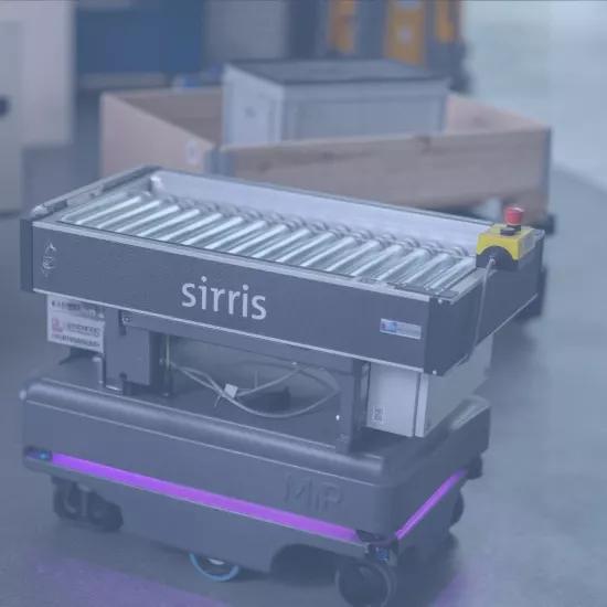 Un robot mobile autonome (AMR) équipé d'un système de convoyage, arborant le logo "Sirris", en fonctionnement dans un environnement industriel. Cet AMR fait partie d'un démonstrateur de gestion de flotte, illustrant comment plusieurs robots automatisés peuvent collaborer efficacement pour optimiser la logistique et les flux de production.