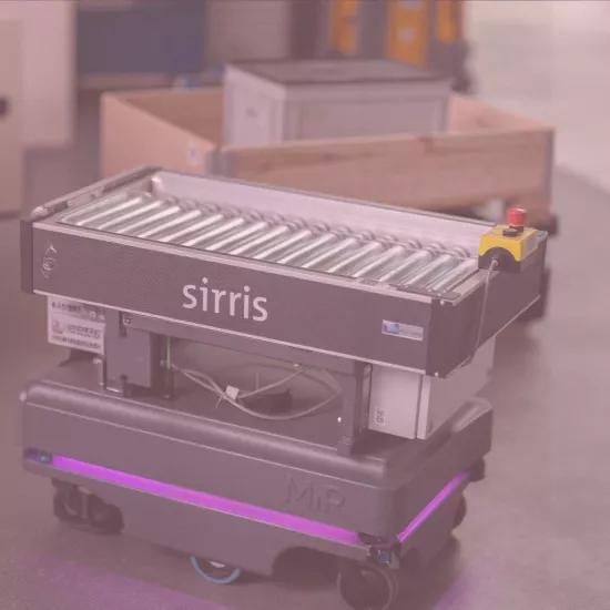 Un robot mobile autonome (AMR) équipé d'un système de convoyage, arborant le logo "Sirris", en fonctionnement dans un environnement d'entrepôt industriel. L'AMR permet le transport automatisé des matériaux, illustrant les stratégies de production avancées.