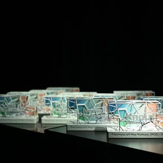 De kleurrijke trofeeën van de winnaars van de Factory of the Future Awards 2025 gefotografeerd tegen een zwarte achtergrond