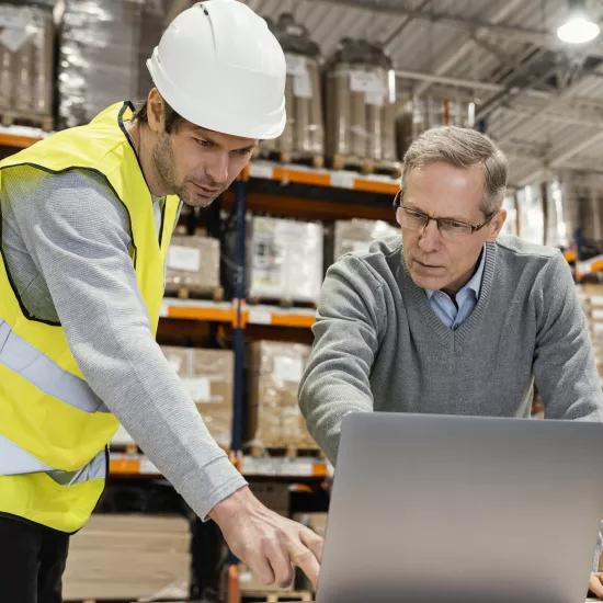 Hommes-entrepôt-travail-ordinateur portable