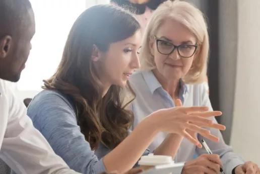 quatre personnes discutant de la Masterclass "Comment construire un service numérique / une offre SaaS ?