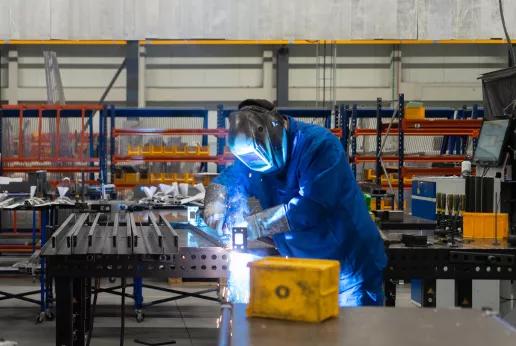 Each QRM unit has all the necessary work materials around the operator. To the right you see the unit where the digital work instructions and planning tool can be consulted. 