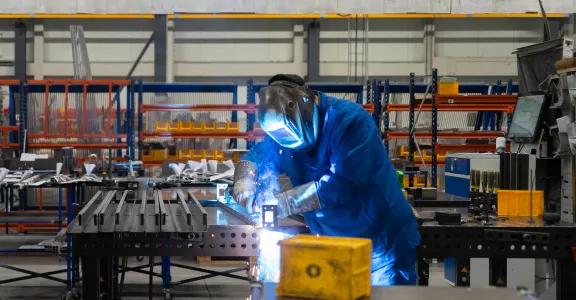 Each QRM unit has all the necessary work materials around the operator. To the right you see the unit where the digital work instructions and planning tool can be consulted. 
