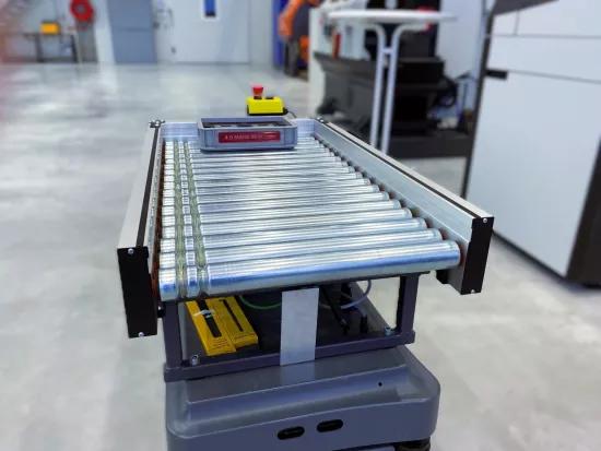 AMR (robot mobile automatisé) se déplaçant dans un environnement de production simulé au laboratoire Sirris de Genk, démontrant la gestion de flotte pour les AMR.