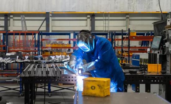 Each QRM unit has all the necessary work materials around the operator. To the right you see the unit where the digital work instructions and planning tool can be consulted. 