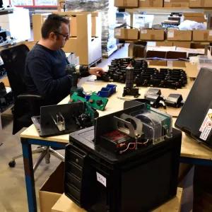 Werknemer herstelt slimme rattenvallen van Strygo in maatwerkbedrijf Lidwina, ter illustratie van een succesvolle circulaire samenwerking tussen beide bedrijven.